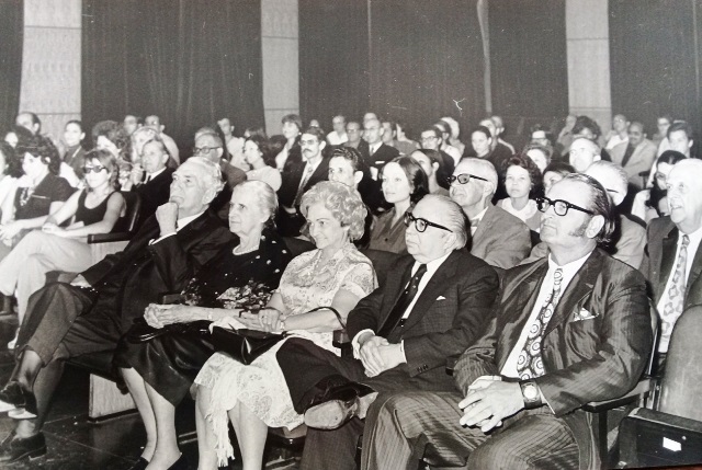Foto de Invitados a la conferencia de Carpentier “Un camino de medio siglo”. En el público se encuentran Juan Marinello y su esposa, José Antonio Portuondo, Cinto Vitier, entre otros. Salón de actos de la BNJM, 27 de diciembre de 1975. Colección BNJM.